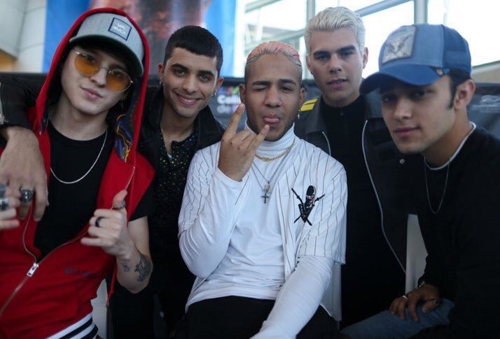 Su &aacute;lbum "Primera Cita", se convirti&oacute; r&aacute;pidamente en un &eacute;xito mundial y fue certificado como Diamante, Platino y Oro en los Estados Unidos, Am&eacute;rica Latina y Europa.