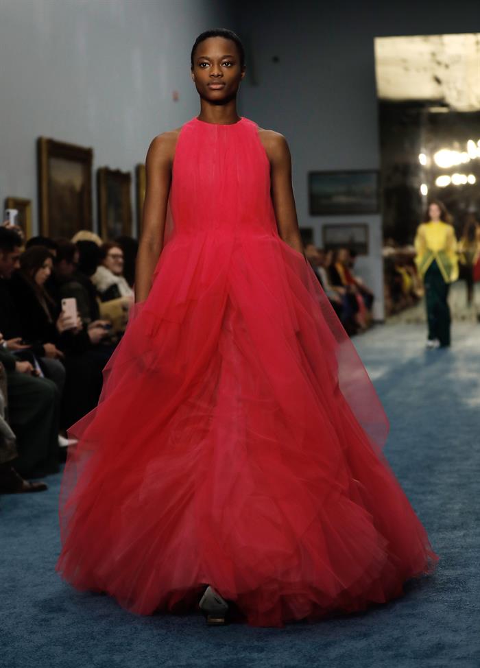 Una modelo presenta una creaci&oacute;n para la colecci&oacute;n Oto&ntilde;o/Invierno de la dise&ntilde;adora venezolana Carolina Herrera durante la Semana de la Moda de Nueva York