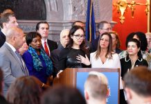 Asamblea aprobará legislación para criminalizar la pornovenganza Carrie Golberg del grupo Cyber Civil Rights Initiative, y que fue víctima de la pornovenganza, junto al presidente de la Asamblea Carl Heastie, y la líder del Senado, Andrea Stewart-Cousins.