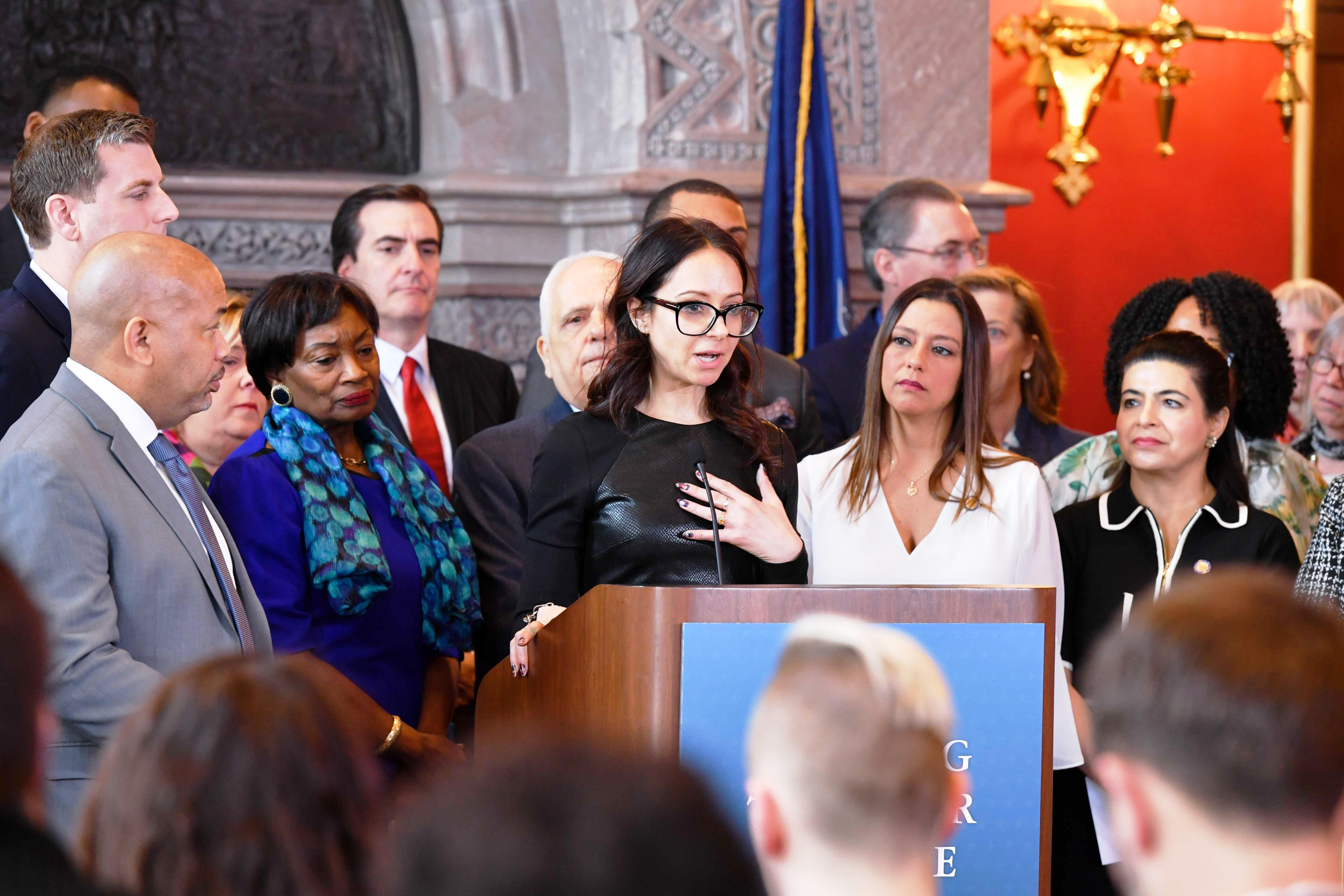 Carrie Golberg del grupo Cyber Civil Rights Initiative, y que fue víctima de la pornovenganza, junto al presidente de la Asamblea Carl Heastie, y la líder del Senado, Andrea Stewart-Cousins.