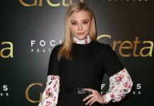 Sin intrigas sexuales o de poder, con tres mujeres como protagonistas y con Isabelle Huppert como enemiga y disfrutando cada plano, la actriz Chloë Grace Moretz.