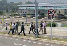EE.UU. dice participa con civiles en entrega de ayuda humanitaria a Venezuela Integrantes del Puesto de Mando Unificado para la ayuda humanitaria a Venezuela visitan el puente Tienditas este miércoles en el sector Boconó, en Cúcuta (Colombia). La Guardia venezolana bloquea este puente en desuso para evitar el ingreso de la ayuda humanitaria anunciada por el presidente de la Asamblea Nacional, Juan Guaidó, el pasado sábado.
