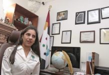La niña superdotada mexicana Dafne Almazán Anaya habla durante una entrevista con Efe en Ciudad de México