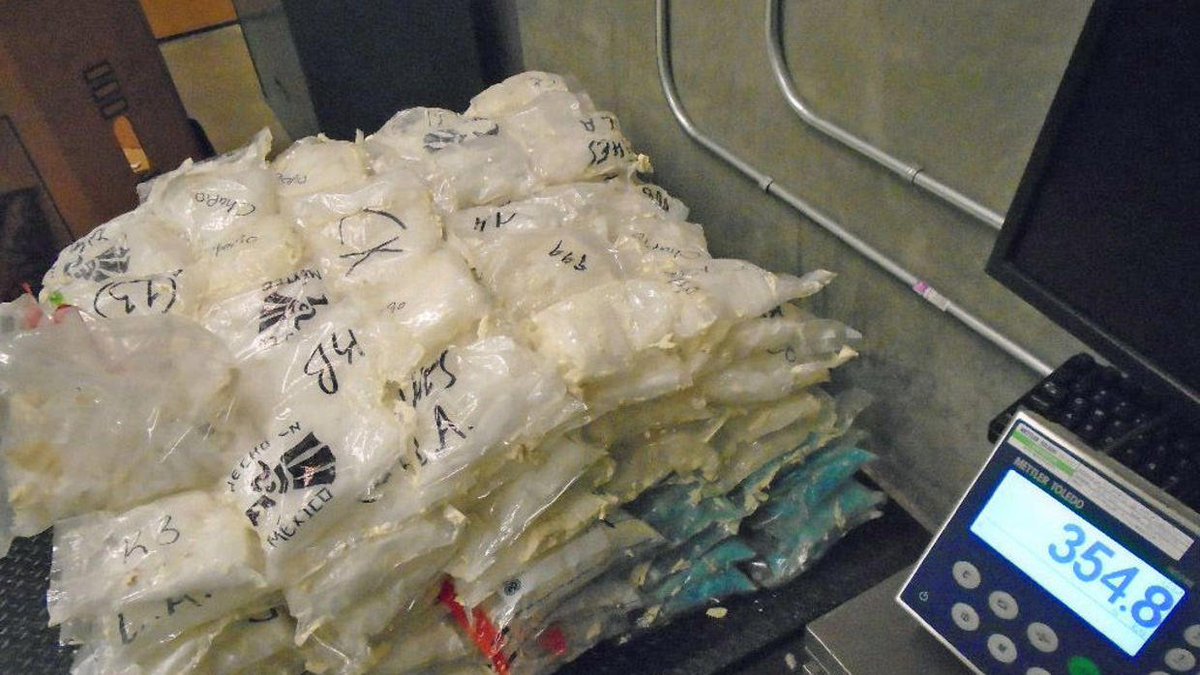 Los veh&iacute;culos, cargados con paquetes de metanfetamina y marihuana, hab&iacute;an sido robados y ten&iacute;an placas ficticias.