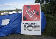 Demócratas buscan bloquear los fondos de ICE y reemplazarlo con una nueva agencia La organización Southern Poverty Law Center presentó una demanda contra agentes del Servicio de Inmigración y Control de Aduanas (ICE) a nombre de siete trabajadores hispanos que fueron detenidos