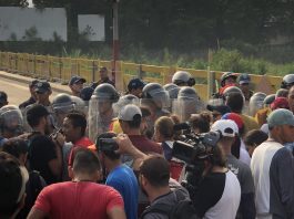 Desertan policías venezolanos que acordonaban puente fronterizo con Colombia Al llegar al centro del puente los ciudadanos venezolanos pidieron a los policías que los dejaran pasar y les instaron a unirse a ellos.