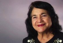 Reconocen trabajo de Dolores Huerta en favor de opciones para fin de la vida La activista de derechos civiles Dolores Huertas fue reconocida este viernes en Nueva York con un premio a toda una vida por sus servicios al país. (Foto de twitter @chixtumanitue)