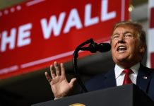 Trump siembra dudas sobre pacto de Congreso para evitar cierre Administración "¿Si estoy contento? La respuesta es no. No estoy contento (con el acuerdo). Voy a añadir cosas", dijo Trump a los periodistas en la Casa Blanca, sin dar más detalles.