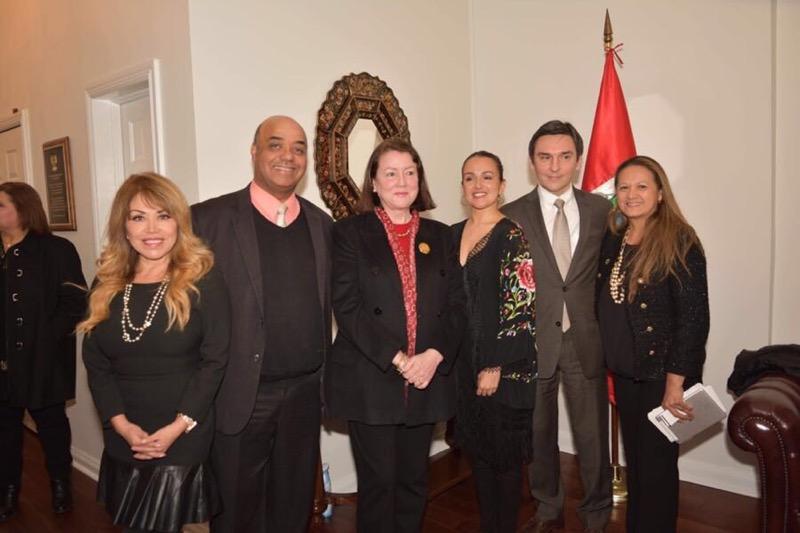 Durante la rueda de presentación de la obra El Cóndor Pasa, Esperanza Andina en el Consulado General de Perú, de Izq a Der.: Lula Valdivia, cantante; Dante Valdéz, compositor de la obra; Emb. Marita Landaveri, Cónsul General del Perú en Nueva York; Cynthia Paniagua, coreógrafa; Predrag Vasić, Director Musical de la Sinfónica de Naciones Unidas y María S. Aller, promotora y Asistente de Producción de la obra en Nueva York.