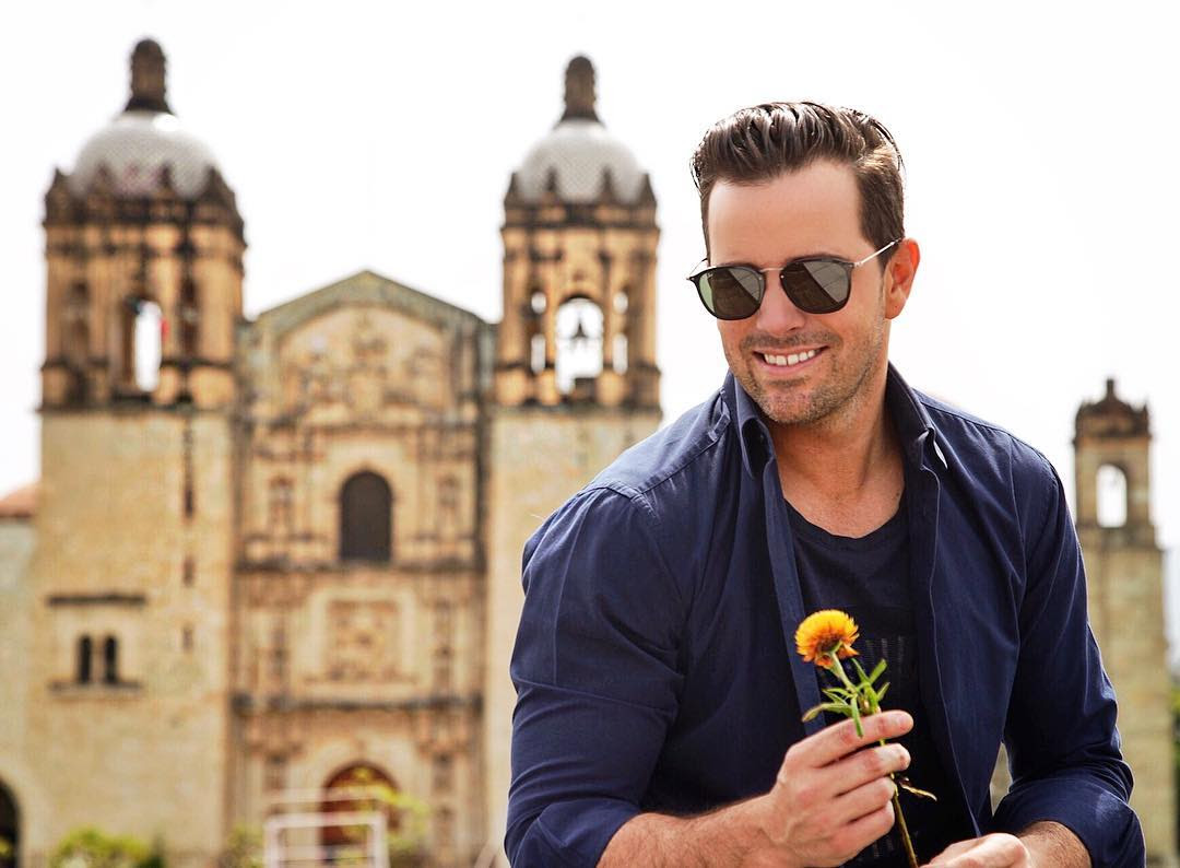 El cantautor mexicano presenta el videoclip 'Ámame Otra Vez' un tema romántico el cual se grabó en diversas locaciones de Oaxaca.