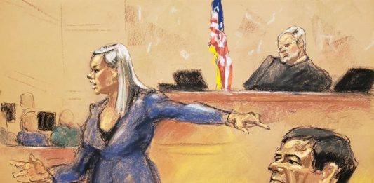 Reproducción fotográfica de un dibujo realizado por la artista Jane Rosenberg donde aparece la asistente del Fiscal de Estados Unidos, Amanda Liskamm, frente al juez de la corte federal de Brooklyn, Brian Cogan (c), y el narcotraficante mexicano Joaquín "El Chapo" Guzmán (dcha)