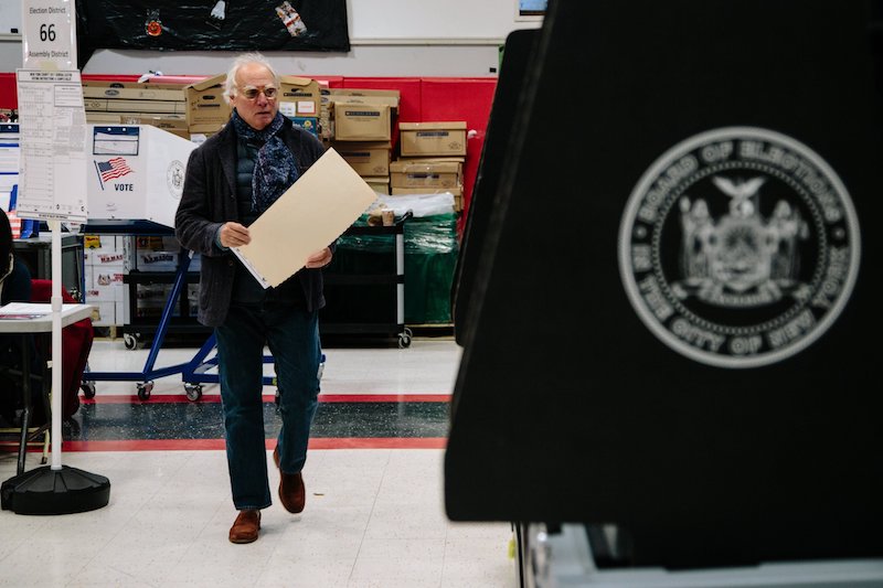 El defensor público es el segundo funcionario electo de más alto rango de la Ciudad de Nueva York y puede intervenir para actuar como alcalde si este está ausente o no puede ejercer sus funciones.