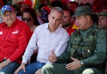 Freddy Bernal (c), denominado "protector" del Táchira, habla con un miembro de las fuerzas armadas ayer martes, 12 de febrero de 2019, en Ureña (Venezuela).