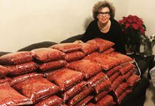 Pareja de inmigrantes levanta un próspero negocio a base de chiltepín El chiltepín, un condimento del estado mexicano de Sonora, cruzó la frontera para convertirse en la materia prima de Chilttepica.