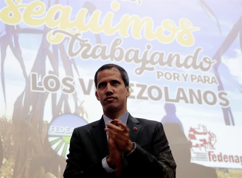 El jefe del Parlamento venezolano y l&iacute;der opositor, Juan Guaid&oacute;, participa en una reuni&oacute;n con la Confederaci&oacute;n de Asociaciones de Productores Agropecuarios (Fedeagro) y la Federaci&oacute;n Nacional de Ganaderos (Fedenaga), este mi&eacute;rcoles, en Caracas (Venezuela). 