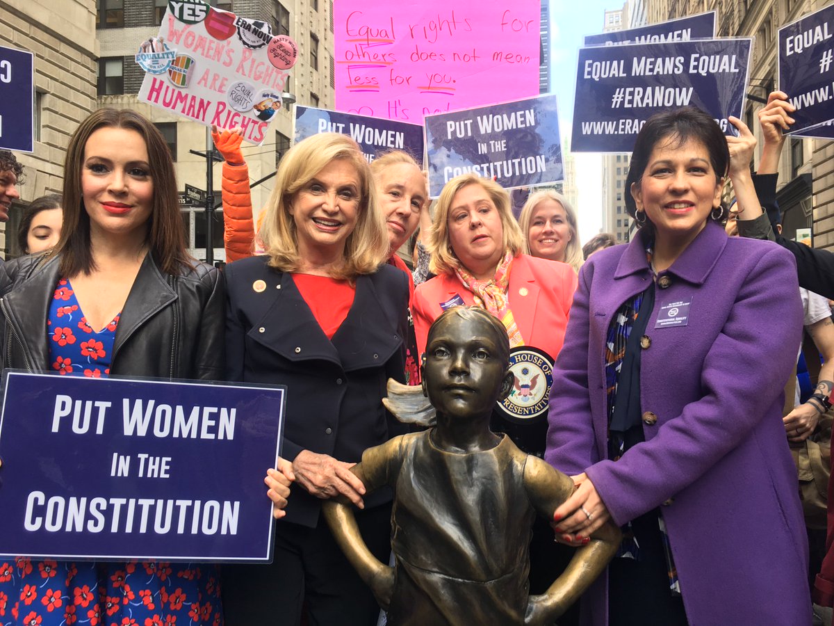 La ERA enmendar&iacute;a la Constituci&oacute;n del Estado de Nueva York para prohibir la negaci&oacute;n de la igualdad de derechos por raz&oacute;n de sexo, garantizando la igualdad de derechos.