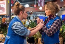 Fotograma cedido donde aparecen las actrices Leah Remini como Joan y Jennifer López como Maya, durante una escena de la comedia "Second Act".
