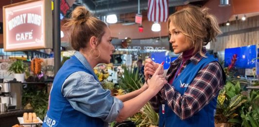 Fotograma cedido donde aparecen las actrices Leah Remini como Joan y Jennifer López como Maya, durante una escena de la comedia "Second Act".