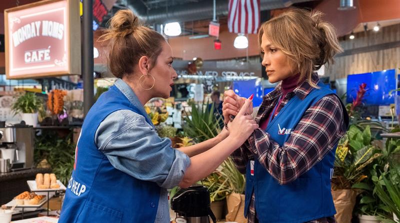 Fotograma cedido donde aparecen las actrices Leah Remini como Joan y Jennifer López como Maya, durante una escena de la comedia "Second Act".