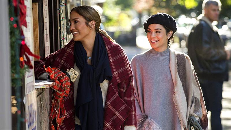 Fotograma cedido donde aparecen las actrices Jennifer López (i) como Maya, y Vanessa Hudgens como Zoe, durante una escena de la comedia "Second Act".