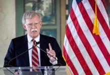 Gobierno descarta una intervención militar inminente en Venezuela Bolton generó revuelo al comparecer ante la prensa el pasado lunes sosteniendo un bloc de notas en el que podía leerse, tal y como captaron los fotógrafos, la frase "5.000 tropas a Colombia".