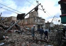 En La Habana se han recogido más de 200.000 metros cúbicos de escombros, entre restos de paredes, techos, coches arrastrados por las ráfagas y postes de alumbrado.
