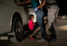 El fotógrafo se acercó a los inmigrantes y pudo hablar brevemente con una mujer de Honduras, Sandra, que llevaba en brazos a su hija de menos de 2 años, Yanela.