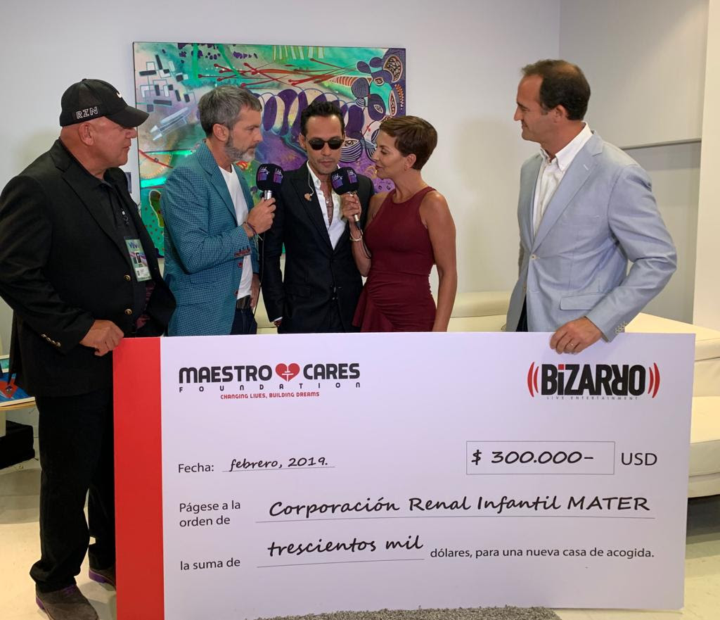 el cantante entregó una donación a nombre de Maestro Cares.