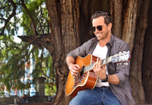 Con guitarra en mano, el cantautor sorprendió a decenas de turistas y público que captaron el momento con sus celulares.