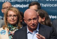Astronauta retirado Mark Kelly anuncia que será candidato al Senado Mark Kelly anunció este martes que "su última misión" va a ser la de competir por el puesto en el Senado.