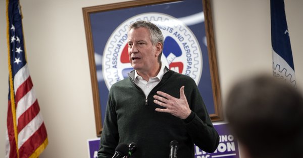 Bill De Blasio está prometiendo atención médica a inmigrantes indocumentados.
