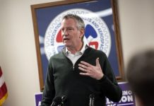 Bill De Blasio está prometiendo atención médica a inmigrantes indocumentados.