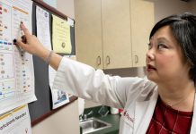 La doctora Michelle Salvaggio, directora médica del Instituto de Enfermedades Infecciosas del Centro de Ciencias de la Salud de la Universidad de Oklahoma, en Oklahoma City, muestra los medicamentos que se utilizan para tratar el VIH/SIDA. Desde que surgió la epidemia a comienzos de los años 80, avances médicos han logrado que los pacientes seropositivos tengan vidas saludables. (Jackie Fortier/StateImpact Oklahoma)