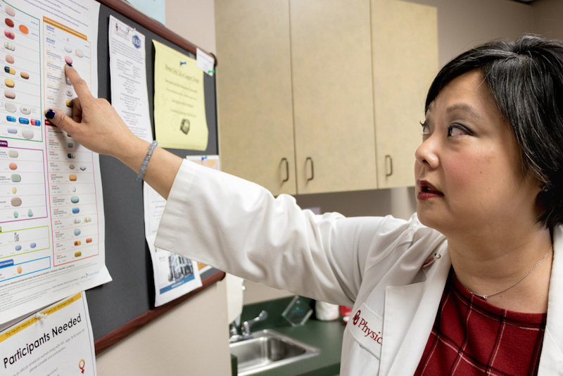 La doctora Michelle Salvaggio, directora médica del Instituto de Enfermedades Infecciosas del Centro de Ciencias de la Salud de la Universidad de Oklahoma, en Oklahoma City, muestra los medicamentos que se utilizan para tratar el VIH/SIDA. Desde que surgió la epidemia a comienzos de los años 80, avances médicos han logrado que los pacientes seropositivos tengan vidas saludables. (Jackie Fortier/StateImpact Oklahoma)