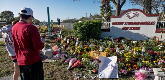 El tiroteo el Día de San Valentín de 2018 acabó trágicamente con la vida de 14 estudiantes y 3 empleados de la escuela secundaria Marjory Stoneman Douglas.