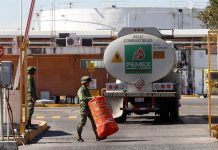 Una red de funcionarios mexicanos en Gobiernos de 22 estados del país utilizaba el combustible que les donaba la empresa estatal Petróleos Mexicanos (Pemex) para comercializarlo ilegalmente