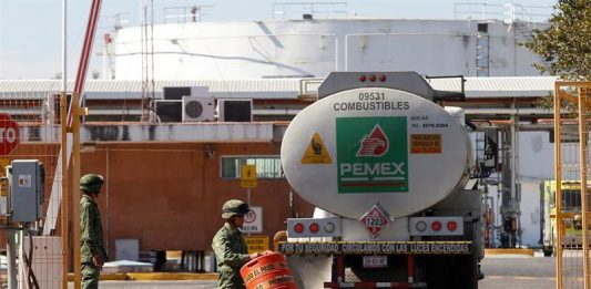 Una red de funcionarios mexicanos en Gobiernos de 22 estados del país utilizaba el combustible que les donaba la empresa estatal Petróleos Mexicanos (Pemex) para comercializarlo ilegalmente