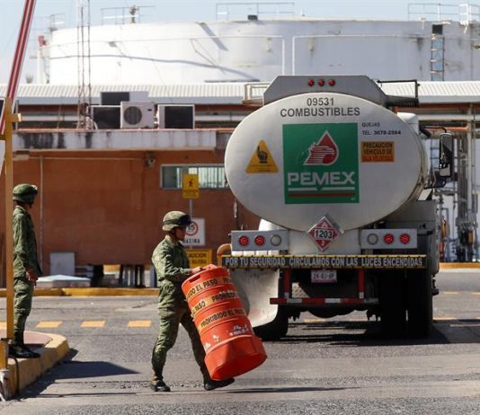 Una red de funcionarios mexicanos en Gobiernos de 22 estados del país utilizaba el combustible que les donaba la empresa estatal Petróleos Mexicanos (Pemex) para comercializarlo ilegalmente