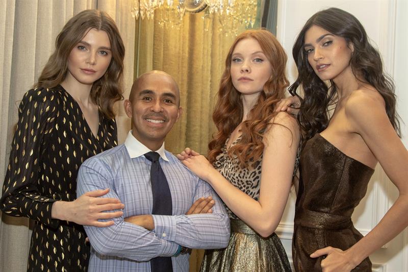 El dise&ntilde;ador colombiano Ra&uacute;l Pe&ntilde;aranda (2i) posa con unas modelos al final de su desfile de la colecci&oacute;n Oto&ntilde;o-Invierno 2019 en el marco de la Semana de la Moda de Nueva York, este lunes, en Nueva York