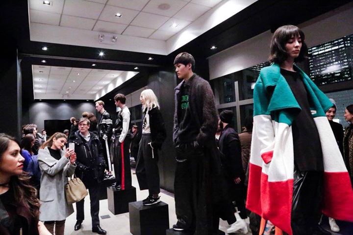 Seco quiso incorporar las carpas de colores bajo las que se venden los productos ilegales, y present&oacute; nuevamente una colecci&oacute;n urbana, de piezas deportivas.