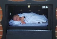 "Buzones" para bebés salvan vidas de recién nacidos indeseados por sus madres Una alarma silenciosa se dispara y avisa a los servicios de emergencia, para que recojan al recién nacido en menos de tres minutos.