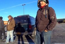 La legislación enmendaría la Ley Laboral de Nueva York para aclarar que las represalias ilegales incluyen ponerse en contacto o amenazar con contactar a las autoridades de inmigración acerca de la sospecha de ciudadanía o estatus migratorio de un empleado, o la sospecha de ciudadanía o estado migratorio de la familia o miembro de la familia de un empleado.