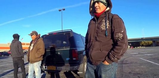 La legislación enmendaría la Ley Laboral de Nueva York para aclarar que las represalias ilegales incluyen ponerse en contacto o amenazar con contactar a las autoridades de inmigración acerca de la sospecha de ciudadanía o estatus migratorio de un empleado, o la sospecha de ciudadanía o estado migratorio de la familia o miembro de la familia de un empleado.
