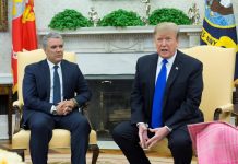 El presidente estadounidense, Donald Trump (d), recibe al presidente de Colombia, Iván Duque (i), este miércoles en el despacho Oval de la Casa Blanca, en Washington