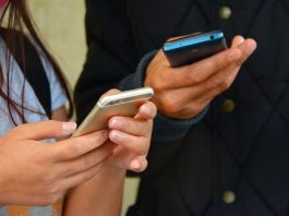 Estado de Nueva York planea prohibir celulares y tabletas en escuelas desde curso próximo El uso prolongado de celulares, principalmente para enviar mensajes o jugar, está asociado a desarrollar lesiones osteomusculares. (Foto de twitter @HospitalJuarezM)