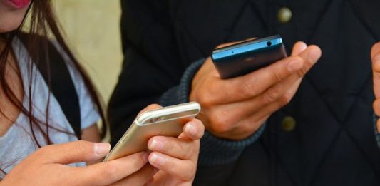 El uso prolongado de celulares, principalmente para enviar mensajes o jugar, está asociado a desarrollar lesiones osteomusculares. (Foto de twitter @HospitalJuarezM)