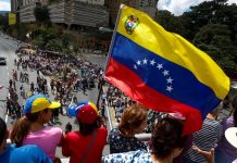 Opositores venezolanos participan el pasado miércoles, en una manifestación para exigir el fin de la crisis y en respaldo a la Presidencia interina de Juan Guaidó.