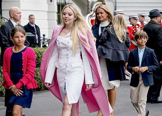 Hija menor del presidente Donald Trump, Tiffany vistiendo Taoray Wang.