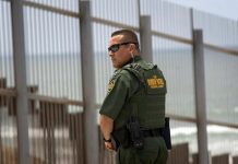 La ONG expresó su preocupación por el supuesto acoso e "interrogatorios invasivos" de agentes fronterizos a periodistas al volver a EE.UU. tras cubrir la caravana de migrantes en México.