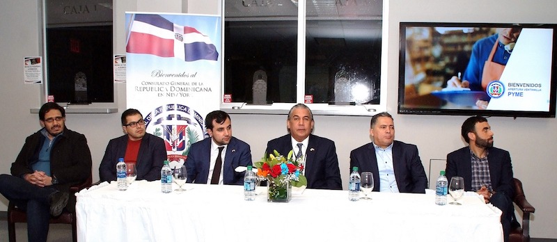 El c&oacute;nsul Carlos Castillo, tercero desde derecha, junto a Radham&eacute;s Rodr&iacute;guez, presidente de la United Bodegas of Am&eacute;rica (UBA), y expositores del taller &ldquo;C&oacute;mo crecer una bodega&rdquo;. A su derecha el vicec&oacute;nsul Eduardo Hern&aacute;ndez.